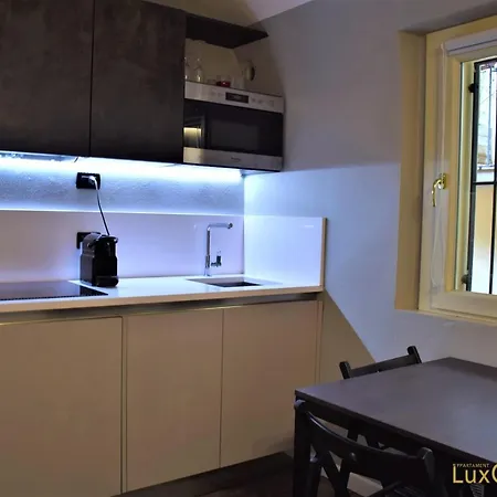 Luxory Center - Bilocale In Centro Storico In Palazzo D'epoca In Zona Pedonale Vicino Metro Vittoria